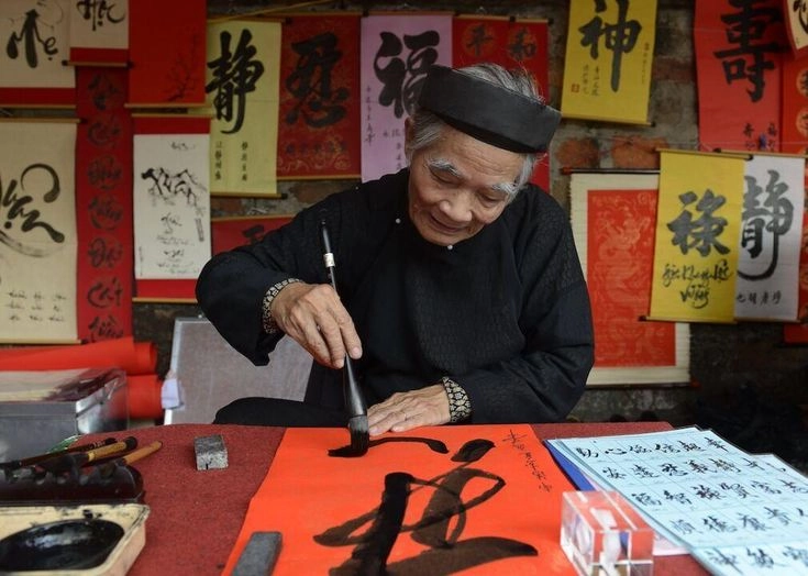 Câu đối đỏ thắm Xuân bên ông Đồ