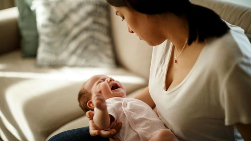  Trẻ sơ sinh bị nghẹt mũi chảy nước mũi cần được chăm sóc cẩn thận 