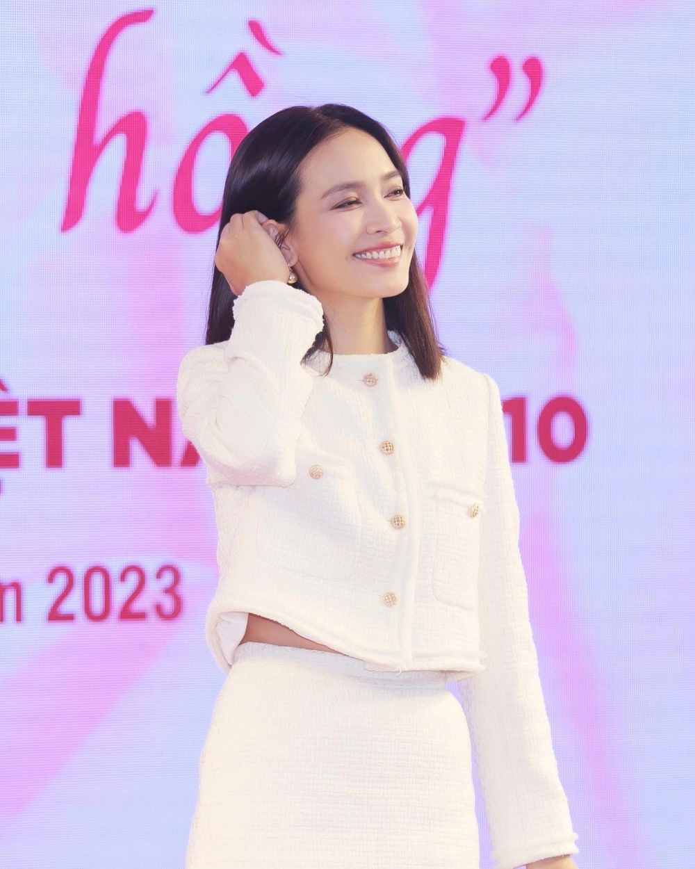 Bài hát của Ái Phương, gồm đến giờ cơm, cô dâu, xin chào Việt Nam, ích kỷ