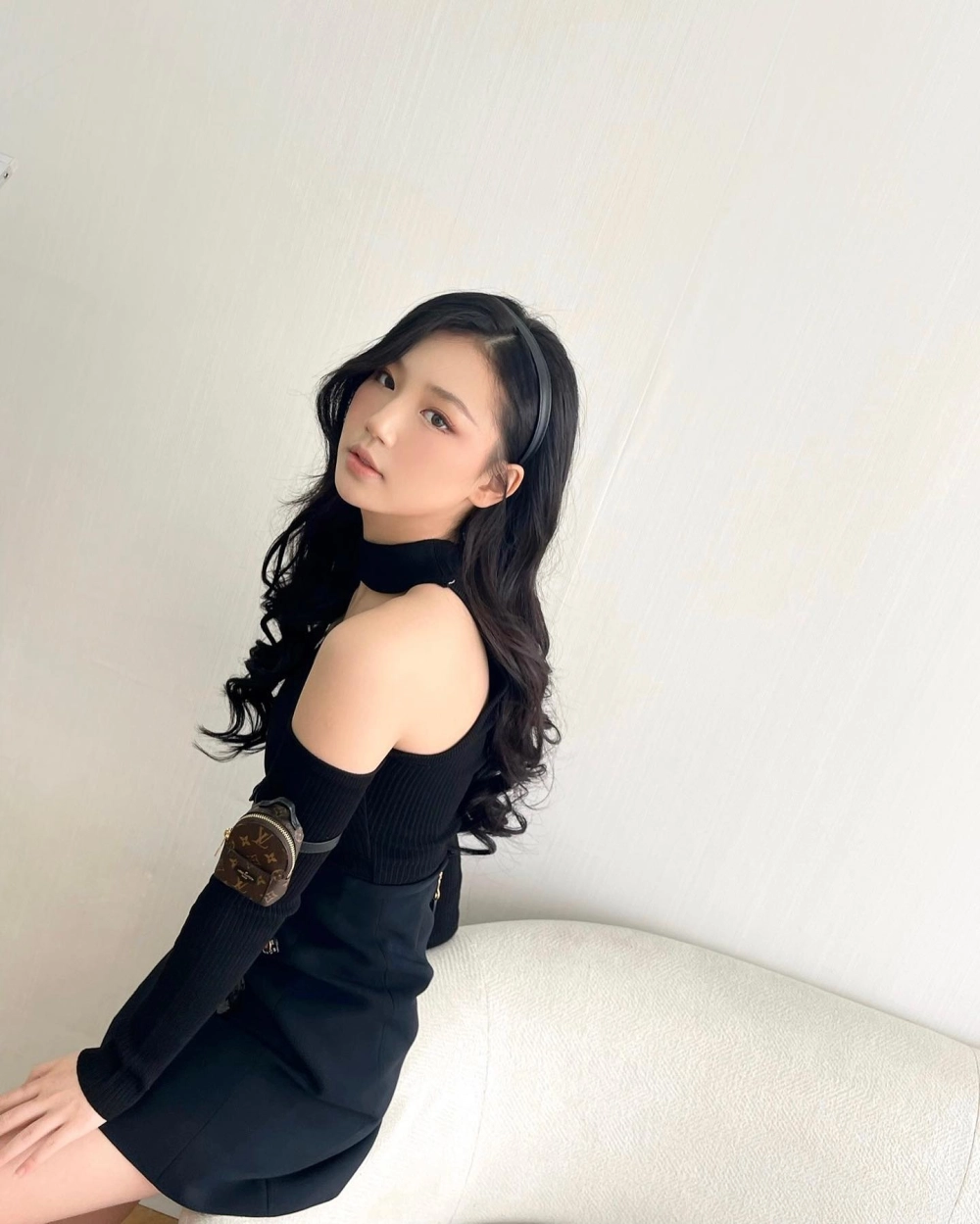 Amee karaoke hát theo những bản hit như Anh Nhà Ở Đâu Thế 