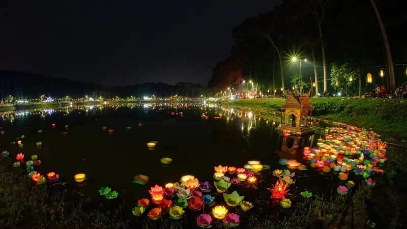 “Đêm qua ra đứng bên bờ ao, Ngắm cá lặn sâu, sao trời mờ ảo