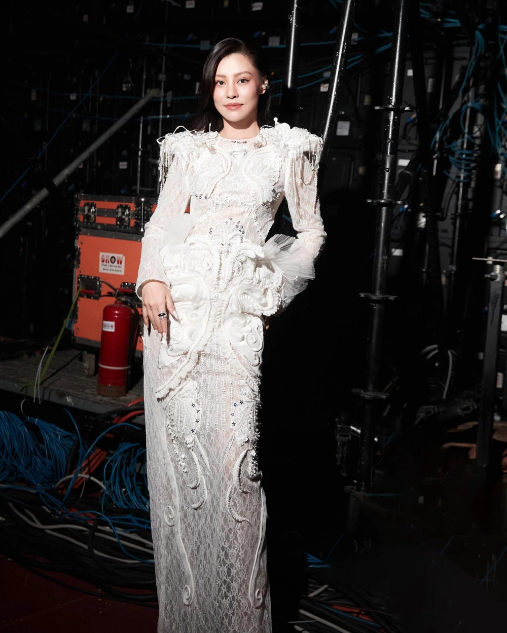 Hát theo lời bài hát Ái Phương cô đơn giai điệu sâu lắng đầy tâm trạng