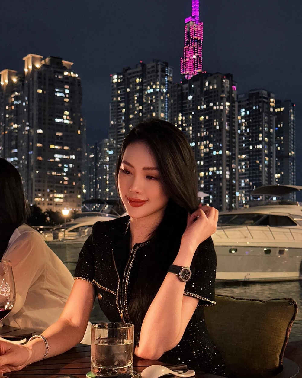 Hoa hậu Bùi Quỳnh Hoa hít bóng cười clip từ 2015 bị đào lại 