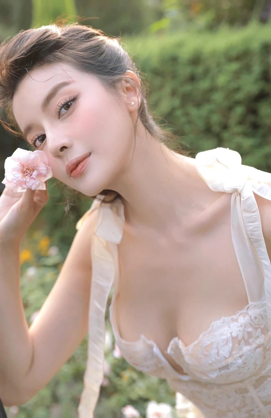 Cao Thái Hà tỏa sáng với vẻ đẹp cuốn hút và thần thái đỉnh cao