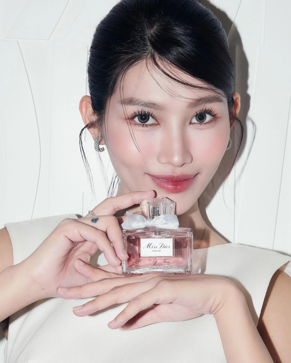 MC Chế Nguyễn Quỳnh Châu dẫn chương trình với phong cách tự tin 