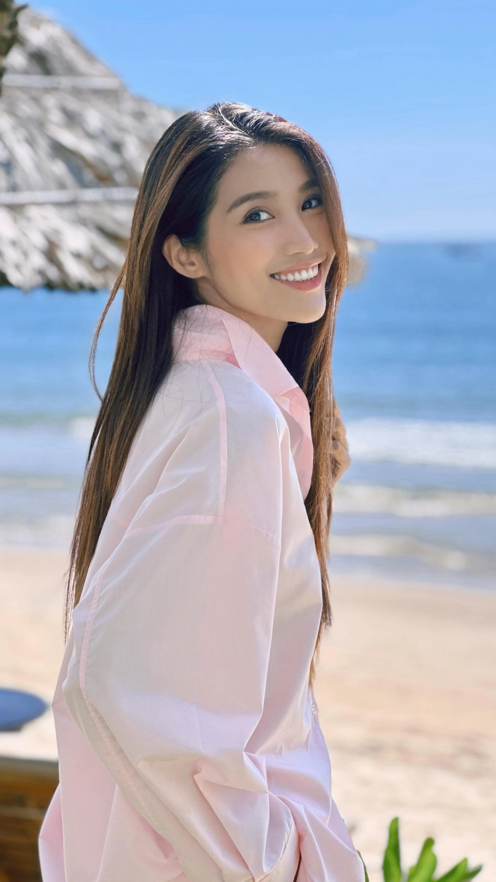 Chế Nguyễn Quỳnh Châu official theo dõi trên Instagram Fanpage chính thức 
