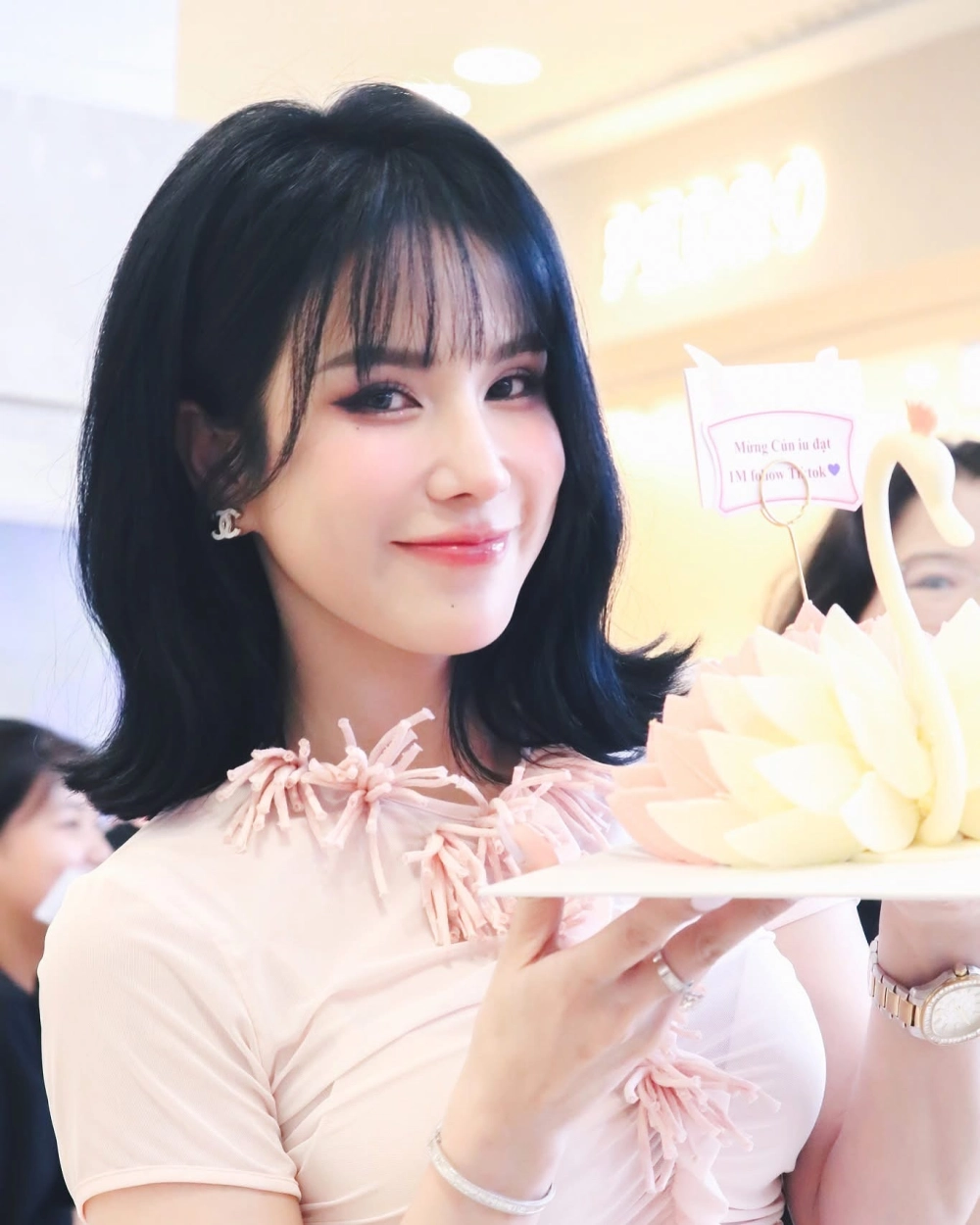 Phong cách điện ảnh nổi bật trong hình ảnh Diệp Lâm Anh đóng phim