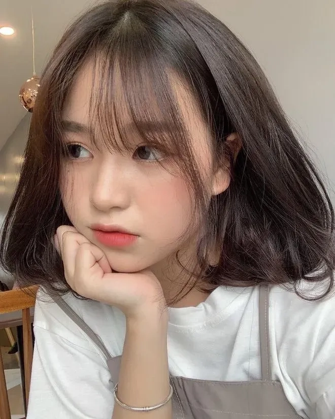 Gái xinh cute tóc ngắn nổi bật với nét dễ thương tự nhiên