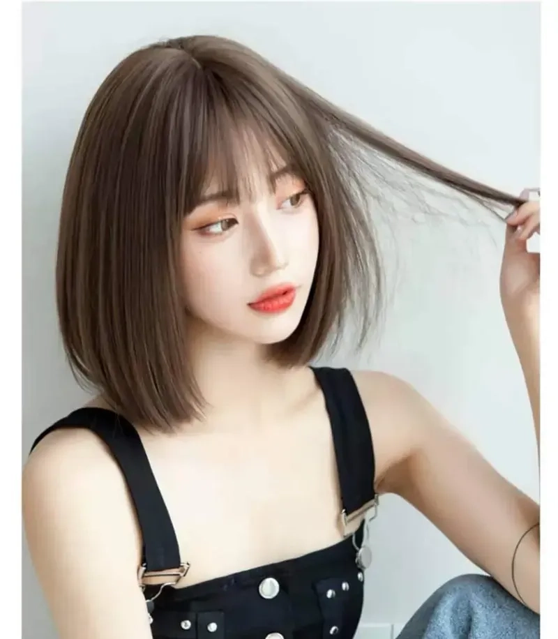 Tóc ngắn uốn nhẹ mang lại vẻ nữ tính và hiện đại