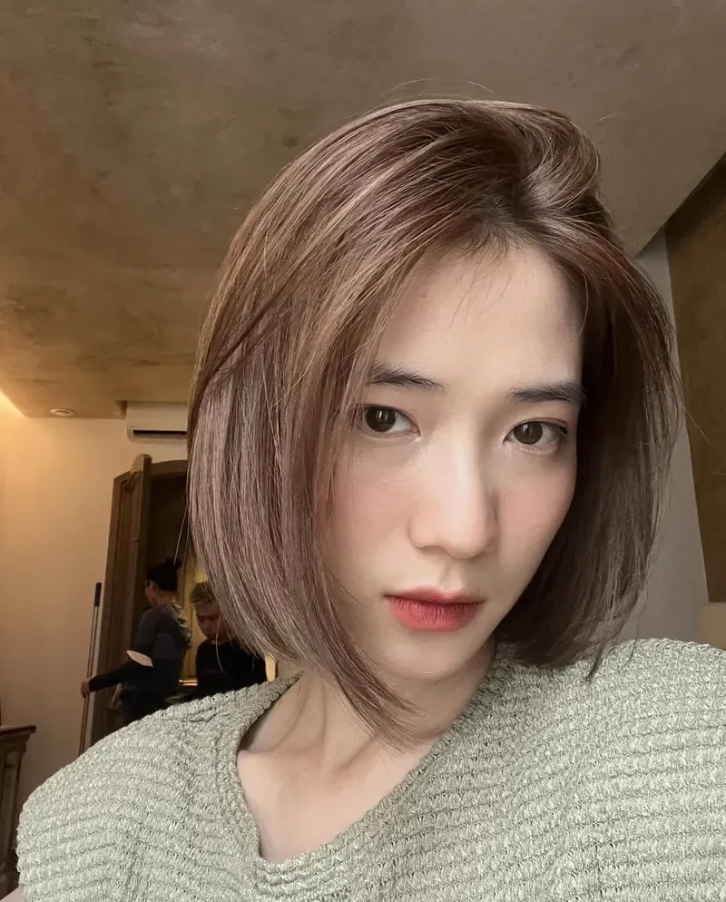Tóc ngắn ngang vai giúp tôn lên đường nét khuôn mặt