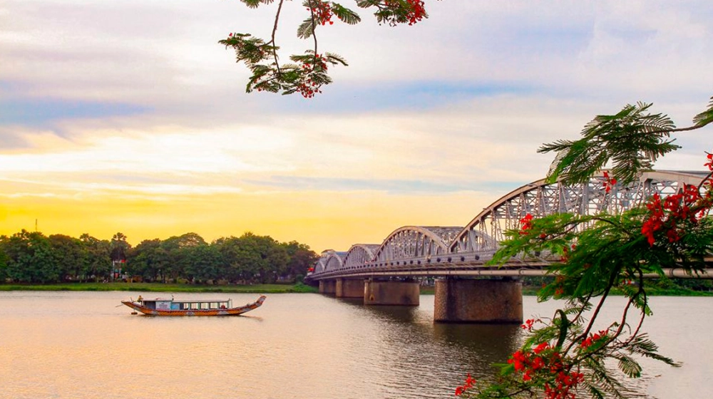 Bóng hoàng hôn rơi trên Chiều Hương Giang mơ mộng