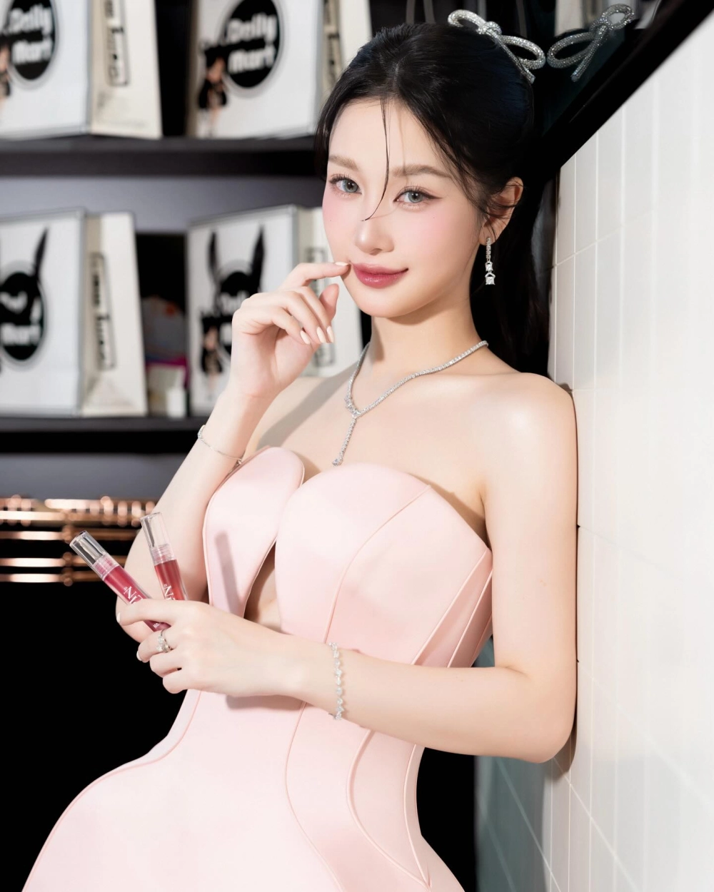 Thần thái hút hồn mỗi lần Jun Vũ hát live trên sân khấu