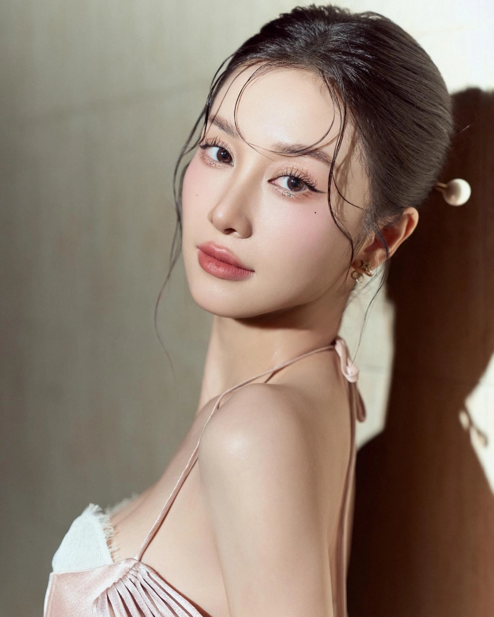 Thân hình thon gọn hoàn hảo khiến fan mê Jun Vũ body