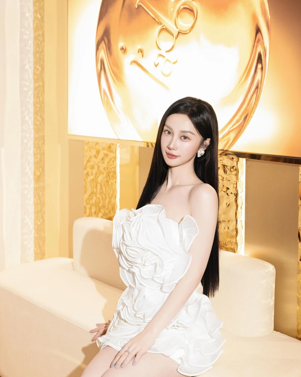 Cận cảnh nhan sắc vượt thời gian của Jun Vũ tuổi đôi mươi