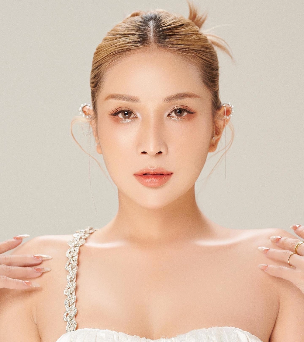 Khả Như livestream chia sẻ cuộc sống vui nhộn 