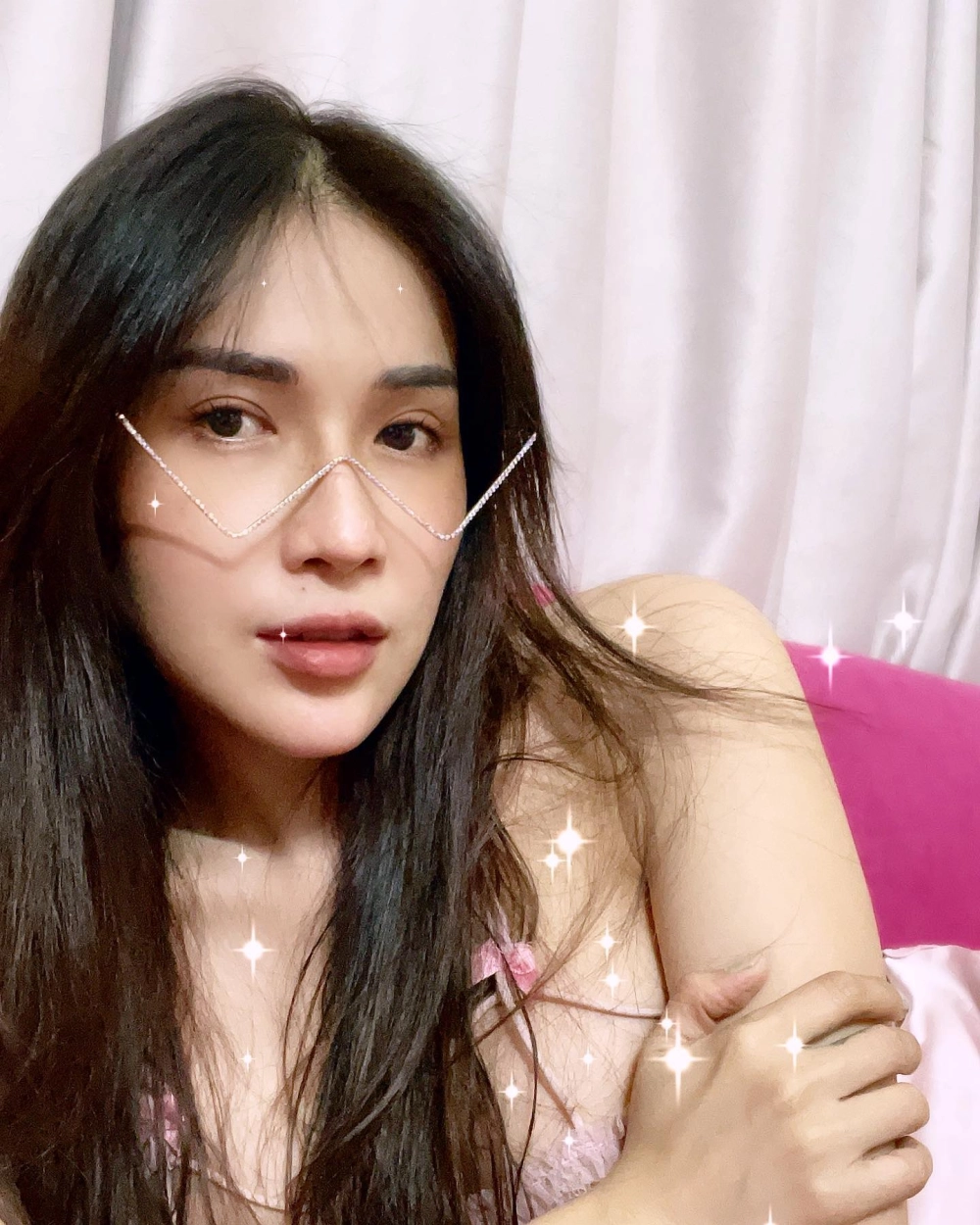 Đinh Hà Uyên Thư và Khả Như hợp tác bẫy ngọt ngào 