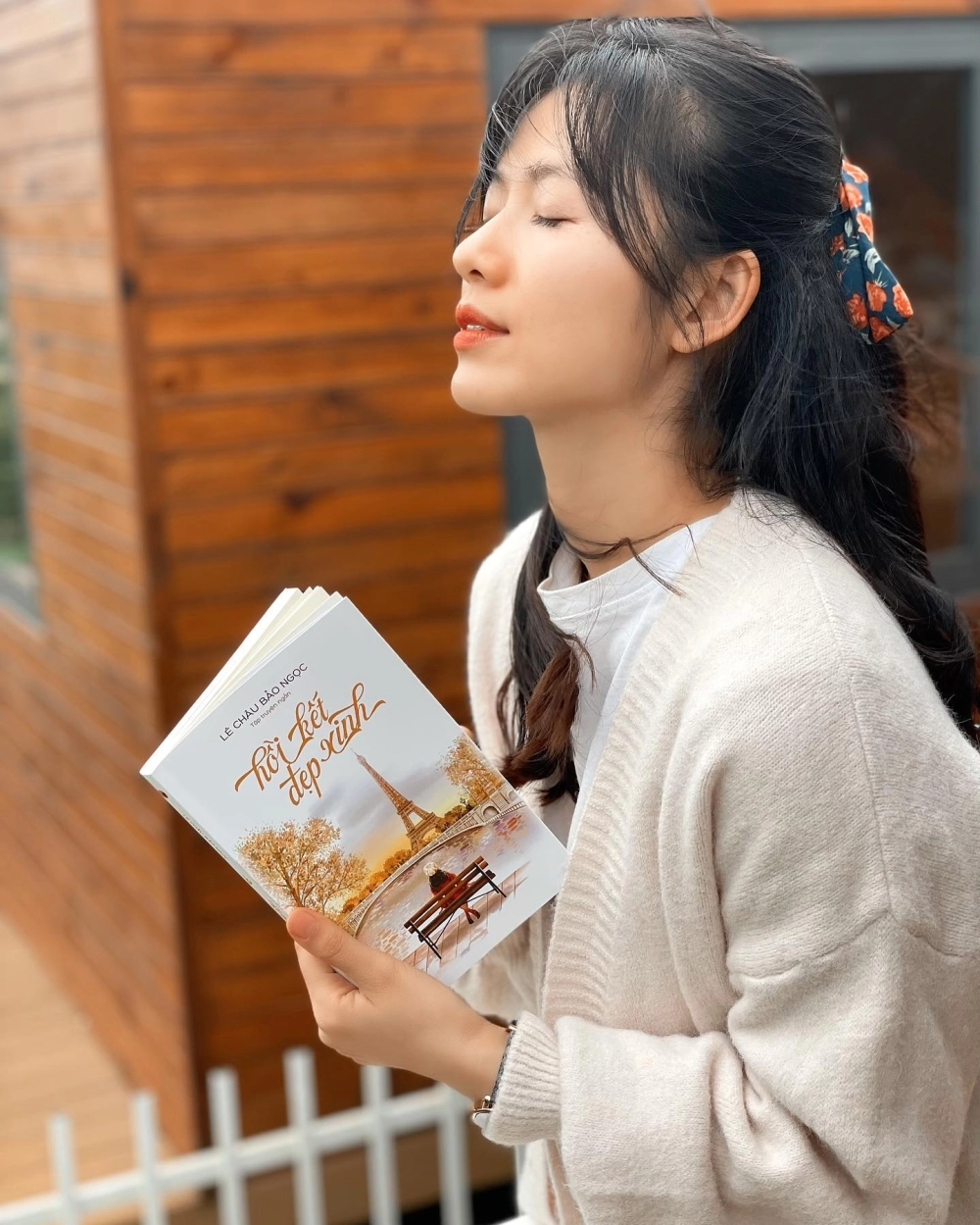 Kiều Oanh tuổi trung niên nhưng phong thái vẫn trẻ trung