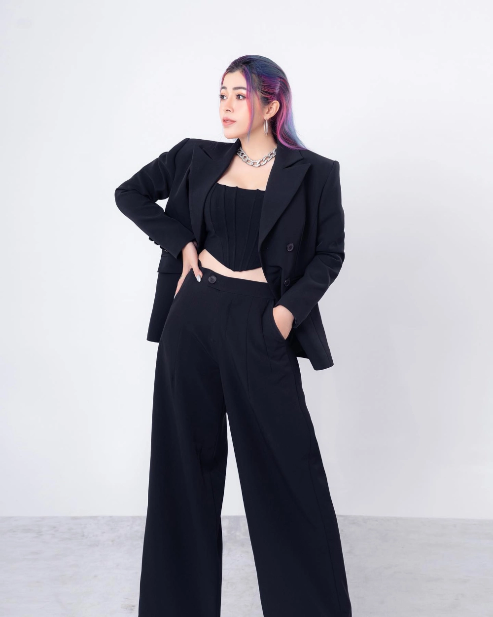 Hình ảnh Linh Barbie tóc vàng hoe gương mặt khả ái 