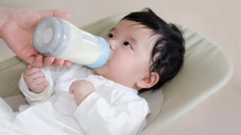 Việc dùng ti giả từ sớm sẽ giúp bé ít phụ thuộc vào bầu ngực mẹ.