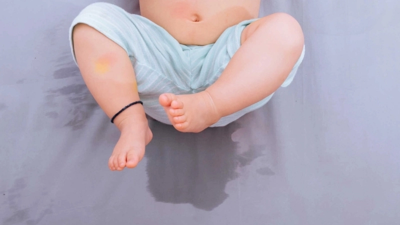 Bố mẹ có thể áp dụng mẹo dân gian chữa đái dầm cho trẻ