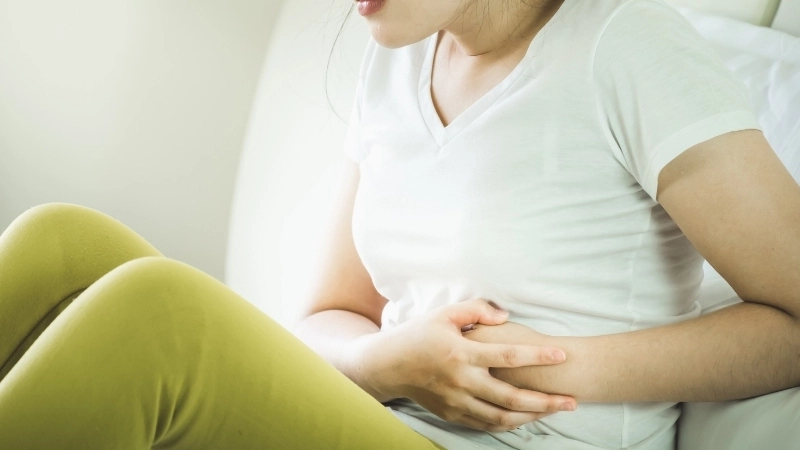 Nước dừa là cách chữa đau dạ dày dân gian đơn giản giúp làm dịu axit
