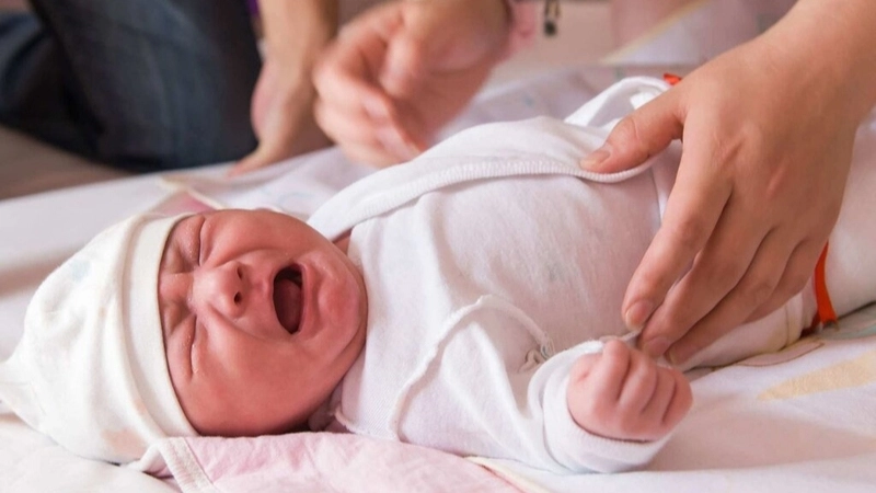 Nguyên nhân và triệu chứng đầy hơi ở trẻ sơ sinh