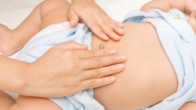Cách xoa bụng chữa đầy hơi cho trẻ sơ sinh