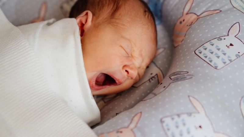 Khi trẻ sơ sinh thường xuyên giật mình trong lúc ngủ