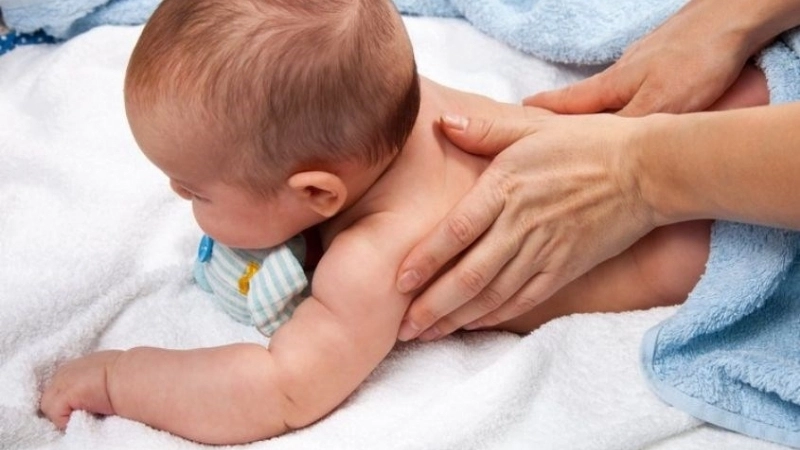Nguyên nhân gây méo đầu ở trẻ sơ sinh cha mẹ cần biết