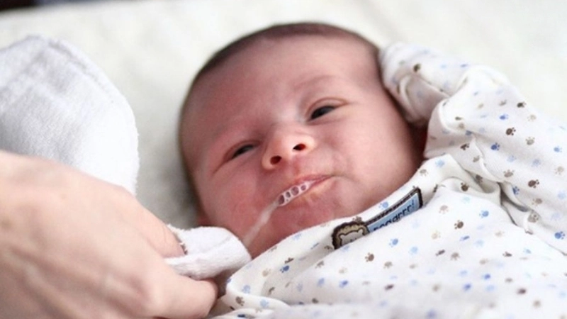 Top 5 mẹo dân gian chữa ọc sữa an toàn cho trẻ sơ sinh