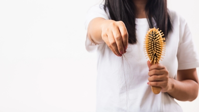 Căng thẳng kéo dài không chỉ ảnh hưởng đến sức khỏe tinh thần mà còn khiến tóc rụng nhiều hơn