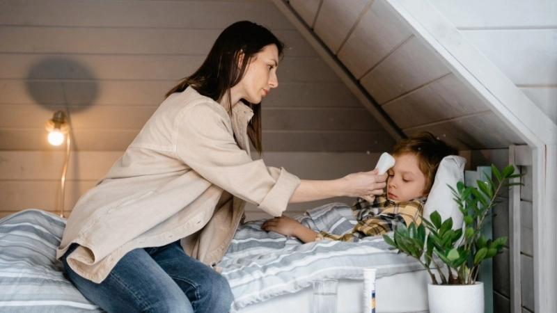 Theo dõi diễn biến bệnh sốt phát ban và khám bác sĩ khi cần thiết