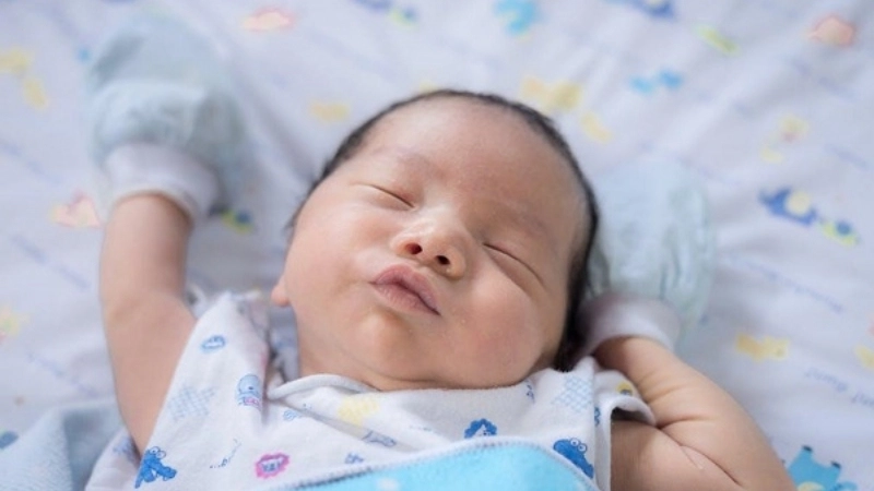 Nguyên nhân khiến trẻ sơ sinh thường xuyên vặn mình