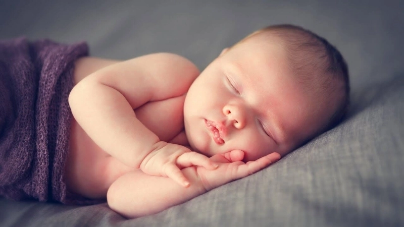 Một mẹo dân gian giúp trẻ ngủ ngon nữa là kiểm soát lượng ăn vào buổi tối