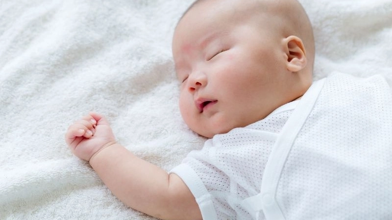 Một cách giúp trẻ sơ sinh ngủ ngon giấc được nhiều mẹ truyền tai là quấn khăn.