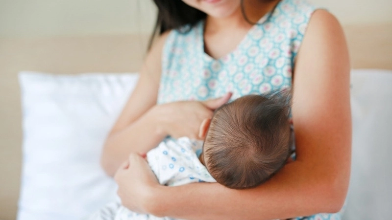 Sau sinh mổ, nhiều mẹ lo lắng vì sữa chưa kịp về để nuôi con