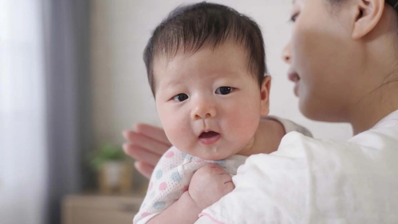 Những điều cha mẹ cần lưu ý khi trị ho cho trẻ sơ sinh tại nhà