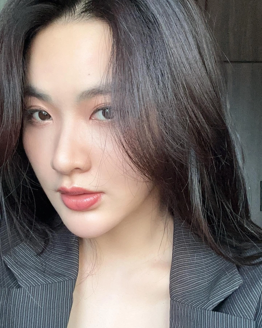 Gái xinh tóc dài de thương nhẹ nhàng như nàng thơ bước ra từ tranh