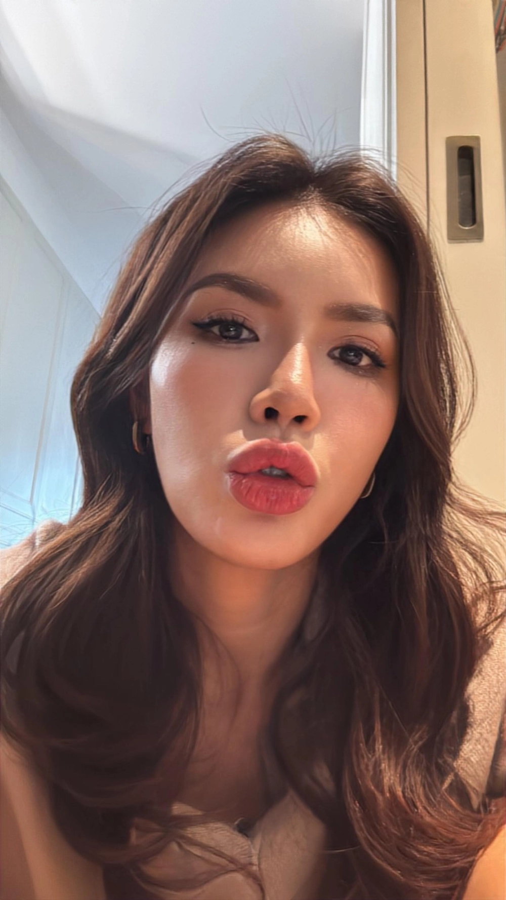 Góc nghiêng thần thánh của Minh Tú khiến fans xuýt xoa