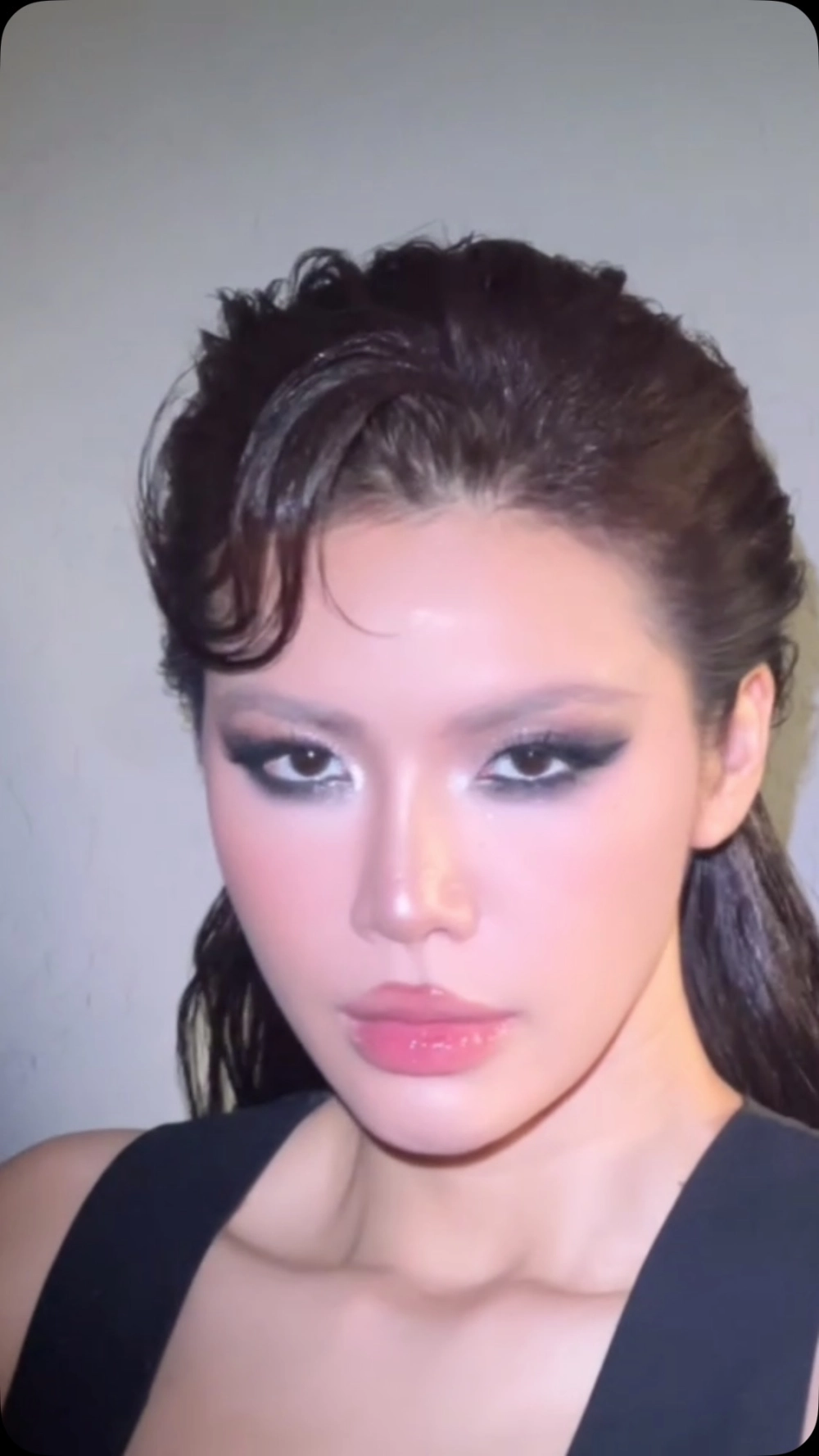 Phong cách ấn tượng của siêu mẫu Minh Tú trên sàn catwalk