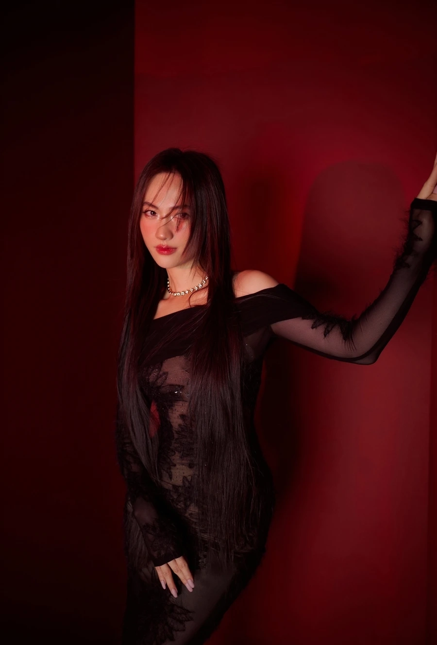Phương Anh Đào nổi bật với thần thái cuốn hút tự nhiên