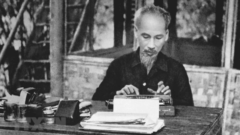 Hồ Chí Minh là lãnh tụ vĩ đại của dân tộc và cách mạng Việt Nam