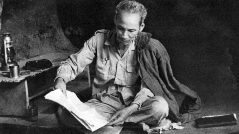 Hồ Chí Minh là vị cha già đáng kính của dân tộc