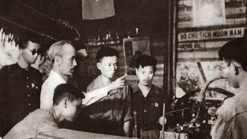 Ý nghĩa của bài thơ Học đánh cờ trong kháng chiến