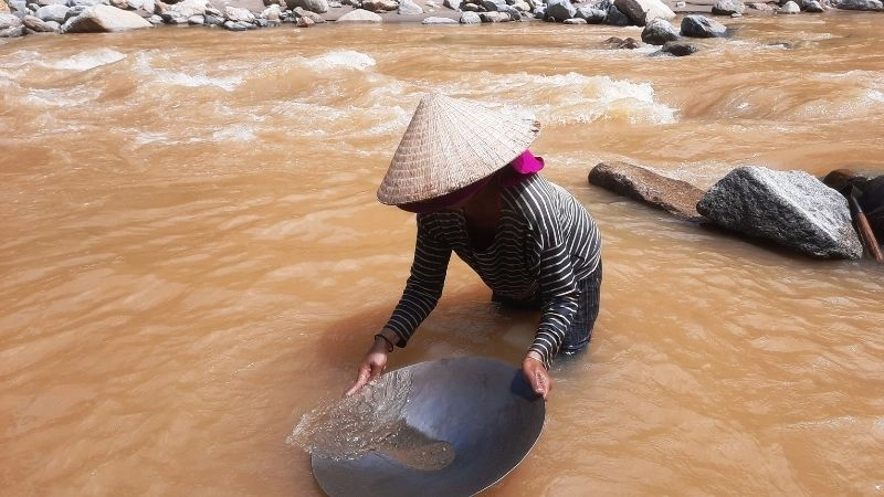 Bài thơ Đãi cát tìm vàng kiên trì giữa gian khó vươn lên