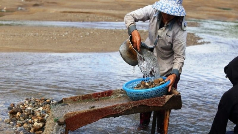 Ý nghĩa bài thơ Đãi cát tìm vàng ca ngợi nỗ lực tìm giá trị đích thực