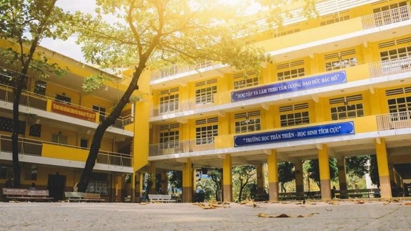 Bài thơ về mái trường rộn ràng Nắng ấm sân trường