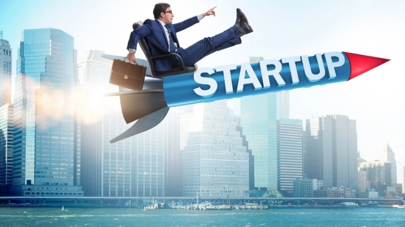 Đọc sách Khởi nghiệp tinh gọn: Học cách khởi nghiệp từ Eric Ries.