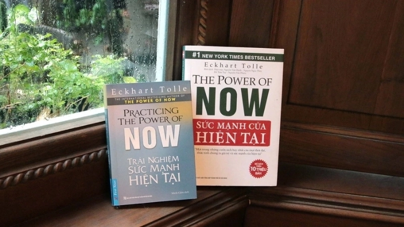 Sách Sức Mạnh Của Hiện Tại: Sống trọn vẹn khoảnh khắc bây giờ.