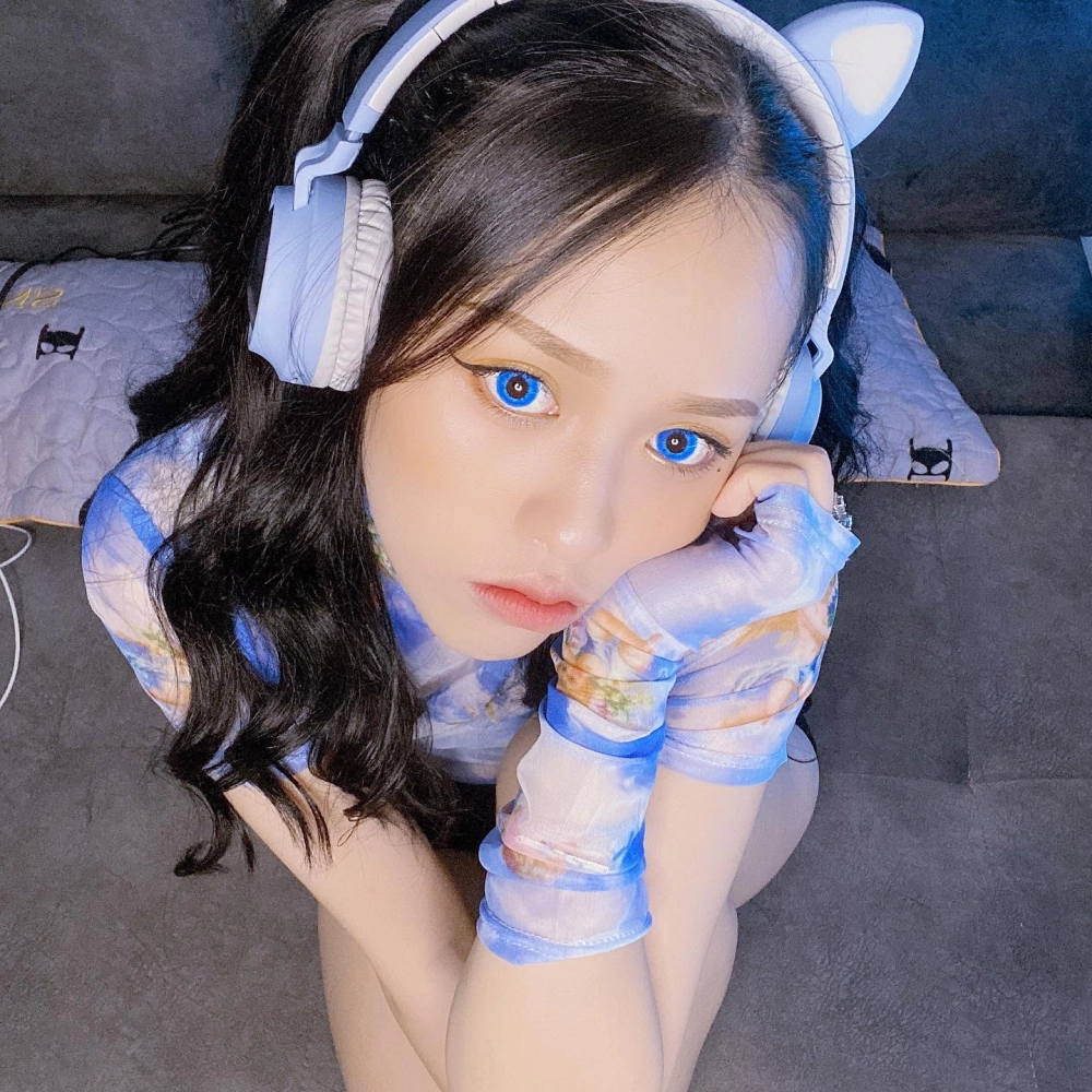 Gia đình Trà Đặng hạnh phúc bên con gái đầy tháng 